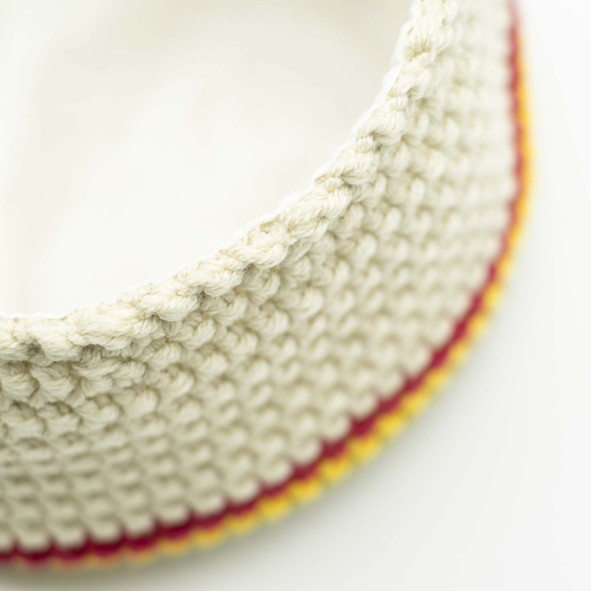 Bonnet Rasta pour dreadlocks de couleur crème 3 fines bandes vert jaune et rouge sur le haut du chapeau