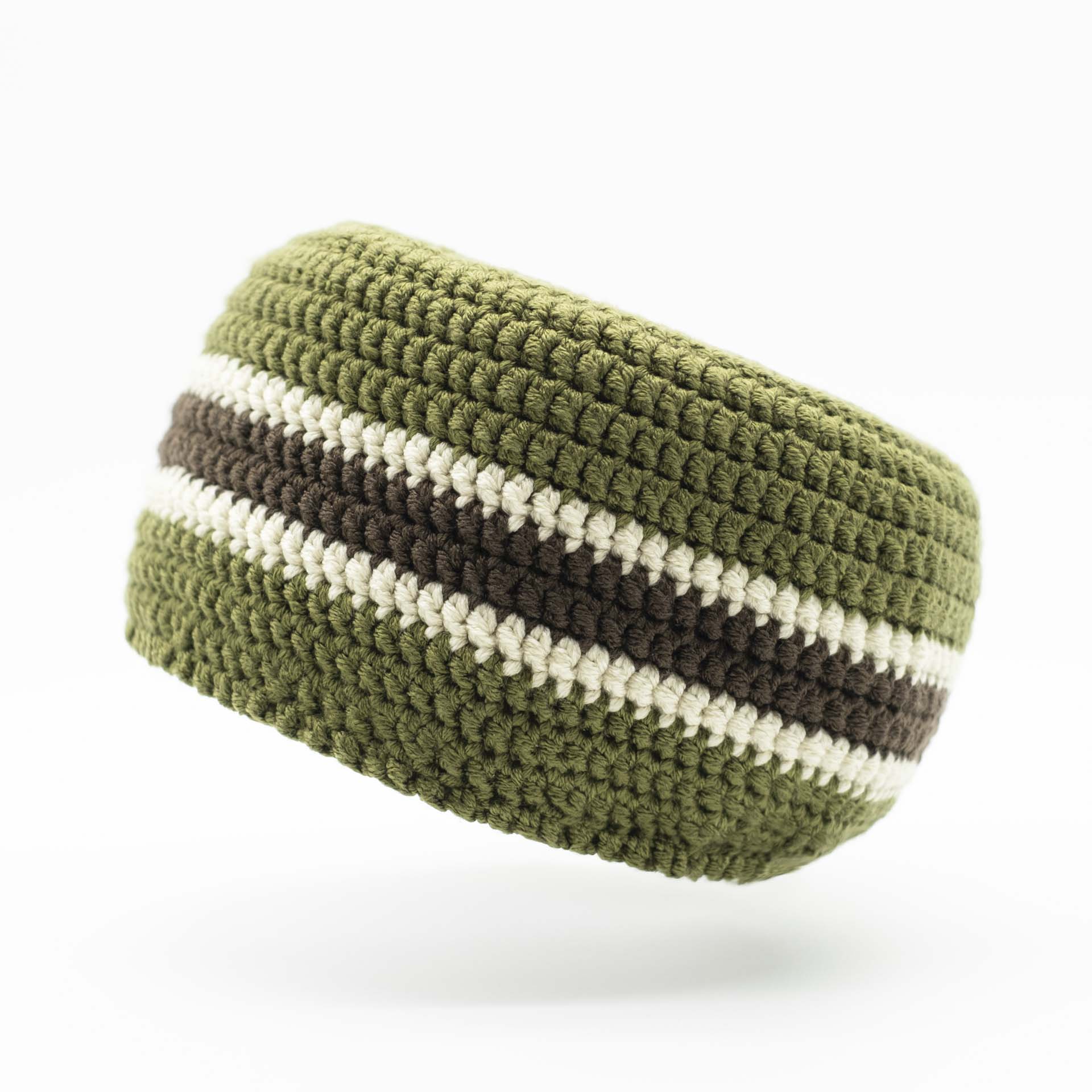 Bonnet en laine pour mettre les dreadlocks vert kaki avec une bande centrale brune entourée de deux fines bandes crèmes