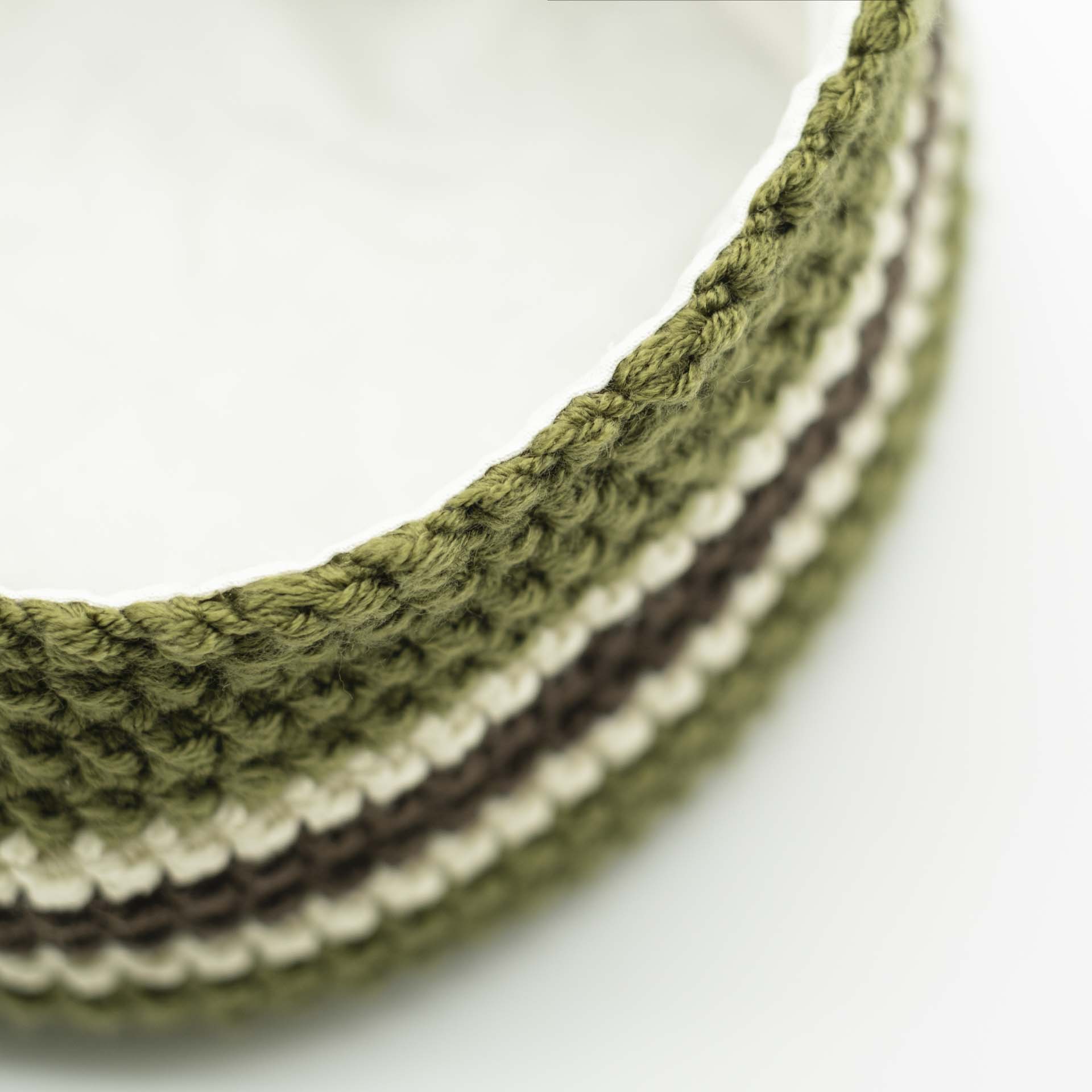 Bonnet en laine pour mettre les dreadlocks vert kaki avec une bande centrale brune entourée de deux fines bandes crèmes