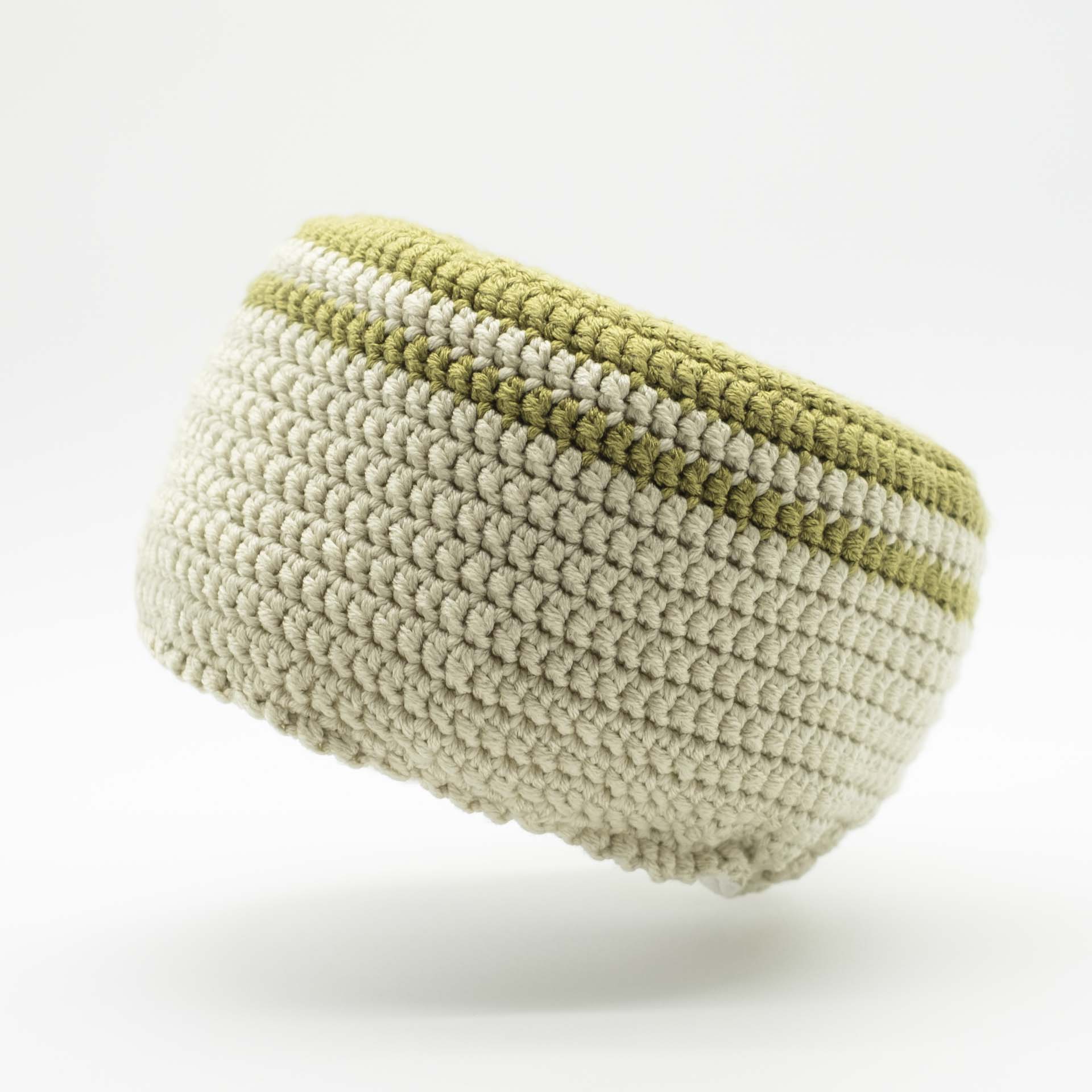 Bonnet en laine pour dreadlocks couleur principale crème et tam vert clair avec une fine bande