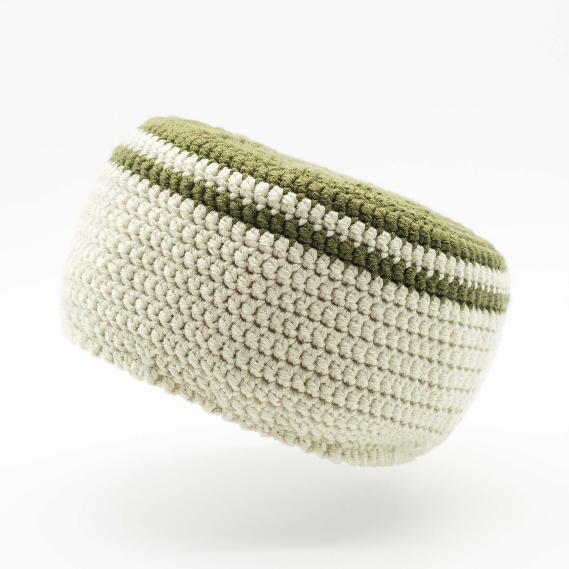 Bonnet en laine pour dreadlocks couleur principale crème et tam vert kaki avec une fine bande
