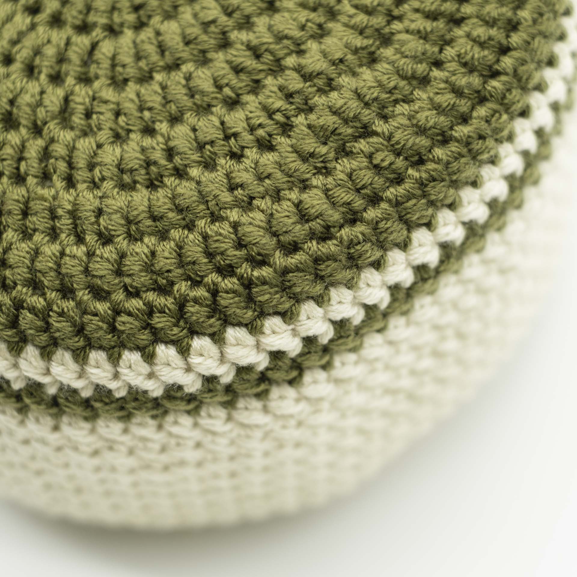 Bonnet en laine pour dreadlocks couleur principale crème et tam vert kaki avec une fine bande