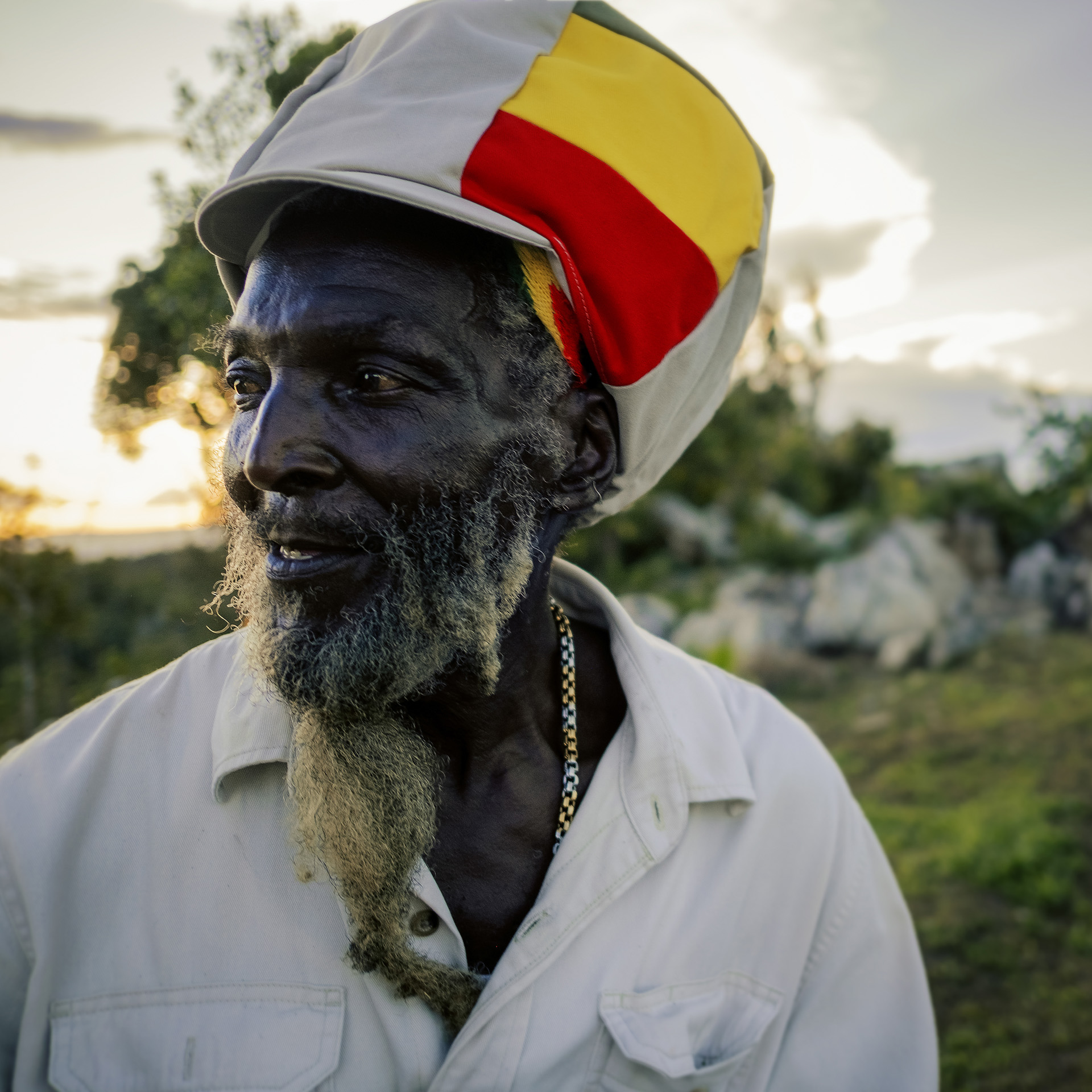 Vieux Rasta avec une casquette Dreadlocks beige en coton