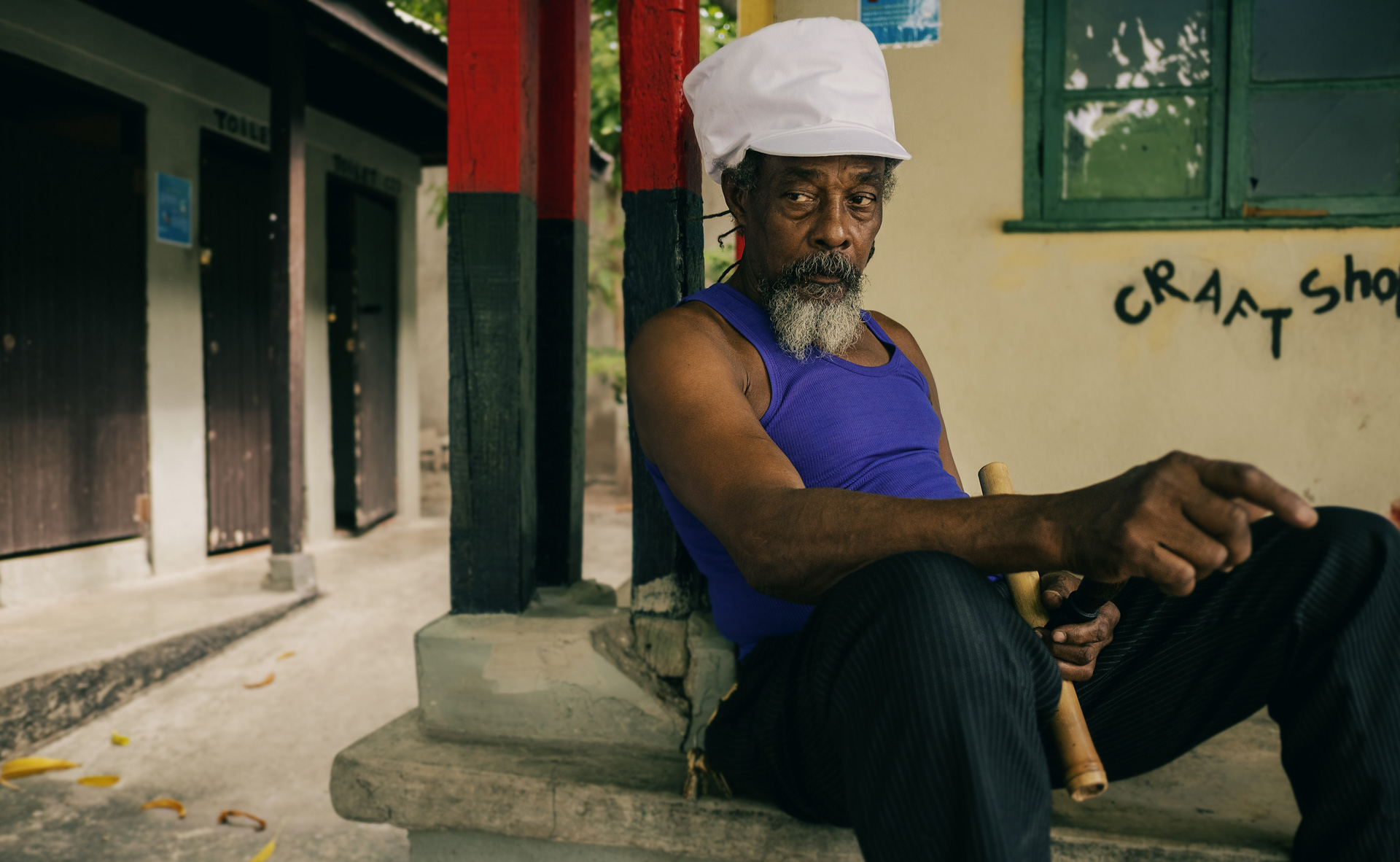 Elder de Cultural Yard portant une casquette pour dreadlocks en coton blanc