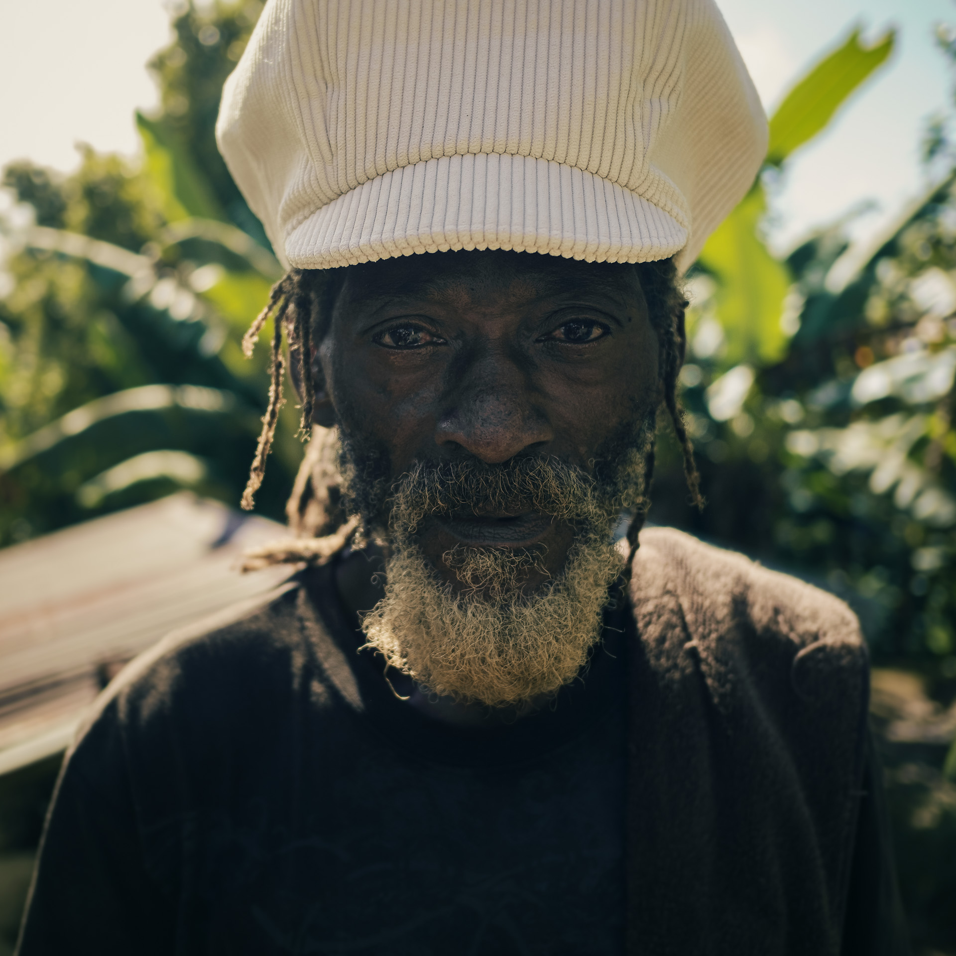 Rastaman avec un chapeau à Dreadlocks à visière en velours côtelé crème