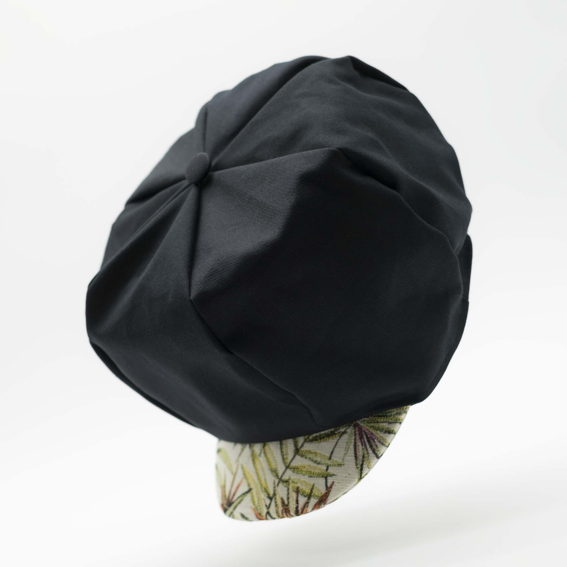 Rasta newsboy cap for dreadlocks in black cotton with visor in tropical weave and black lining