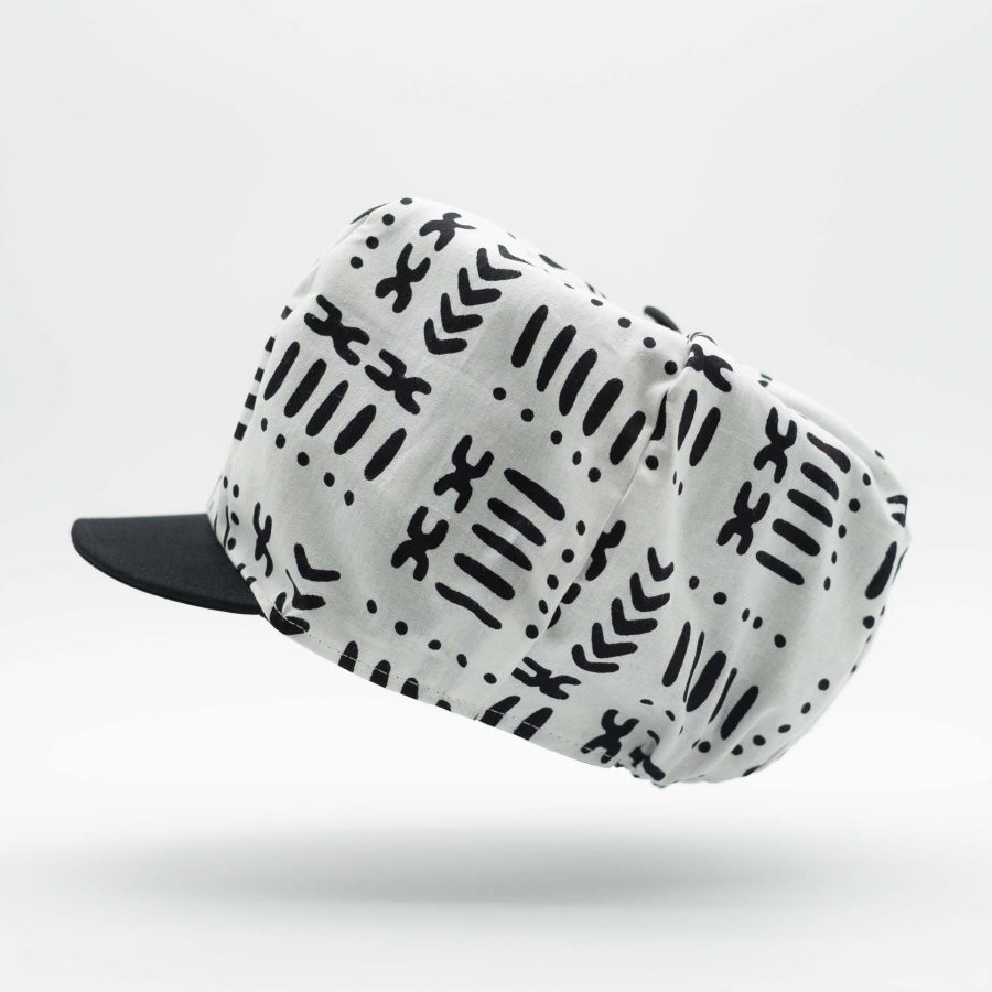 Casquette Rasta gavroche dreadlocks avec visière noir en tissu léger wax aux motifs ethnique Africain noir sur fond blanc doublure noir