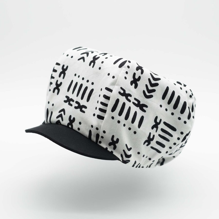 Casquette Rasta gavroche dreadlocks avec visière noir en tissu léger wax aux motifs ethnique Africain noir sur fond blanc doublure noir