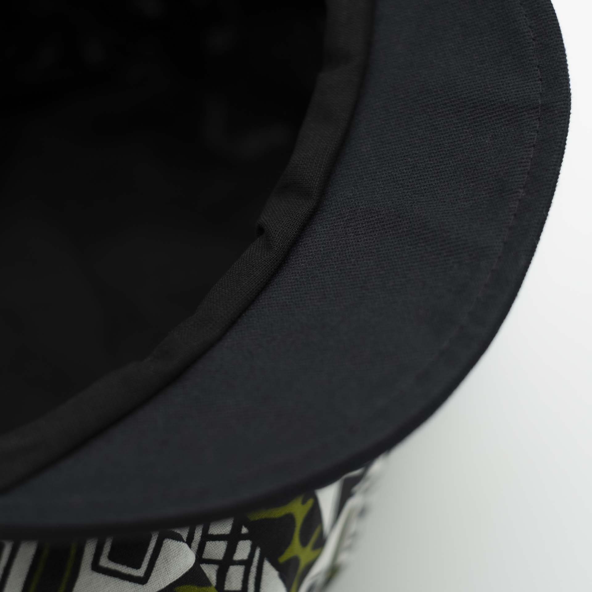 Casquette Rasta gavroche dreadlocks avec visière noir en tissu léger wax aux motifs ethnique Africain noir sur fond blanc doublure noir