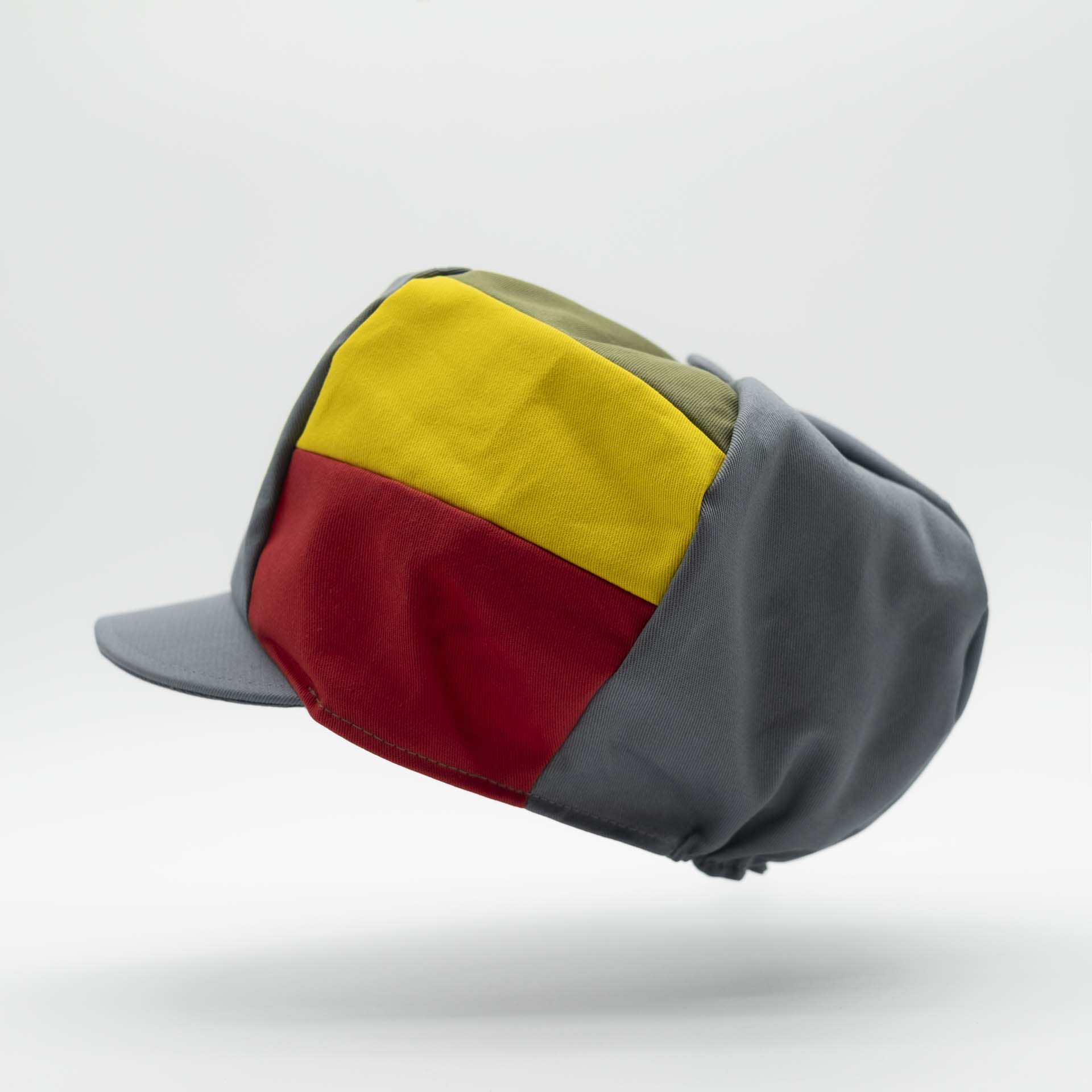 Casquette Rasta avec visière pour dreadlocks en coton gris avec trois bandes vert jaune rouge sur un côté du chapeau et doublure blanc