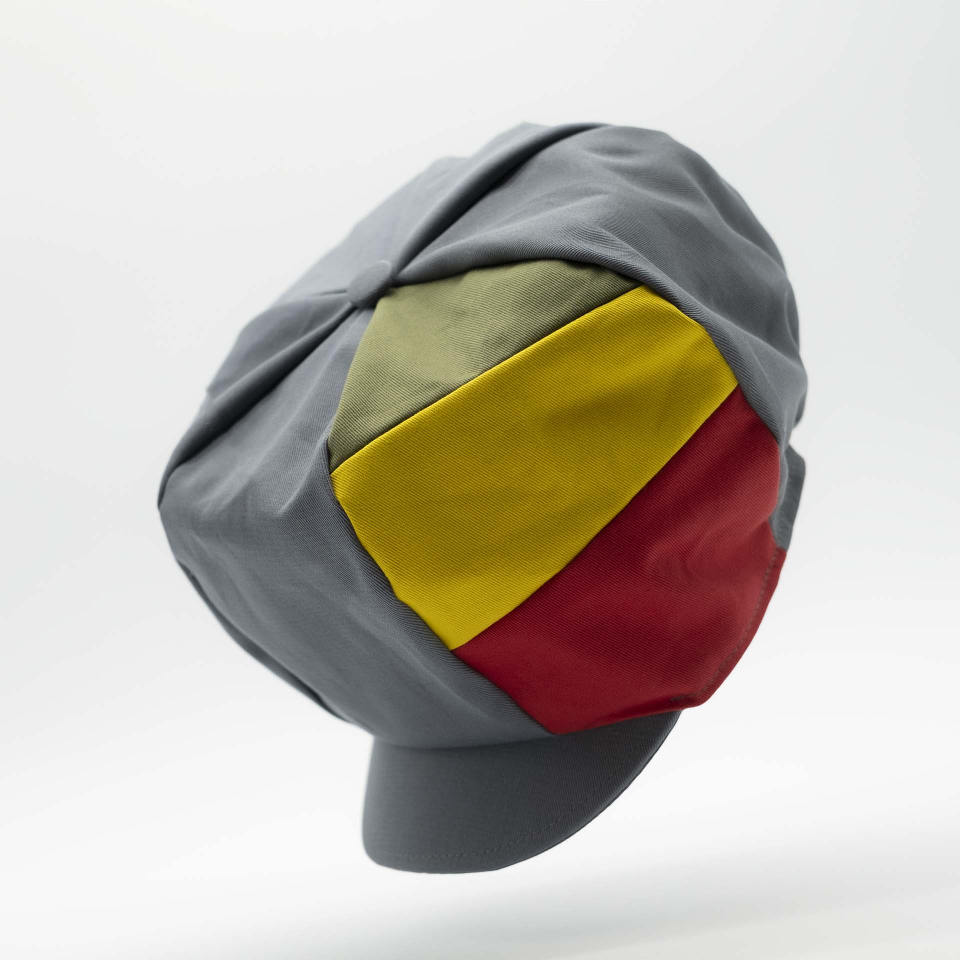 Casquette Rasta avec visière pour dreadlocks en coton gris avec trois bandes vert jaune rouge sur un côté du chapeau et doublure blanc