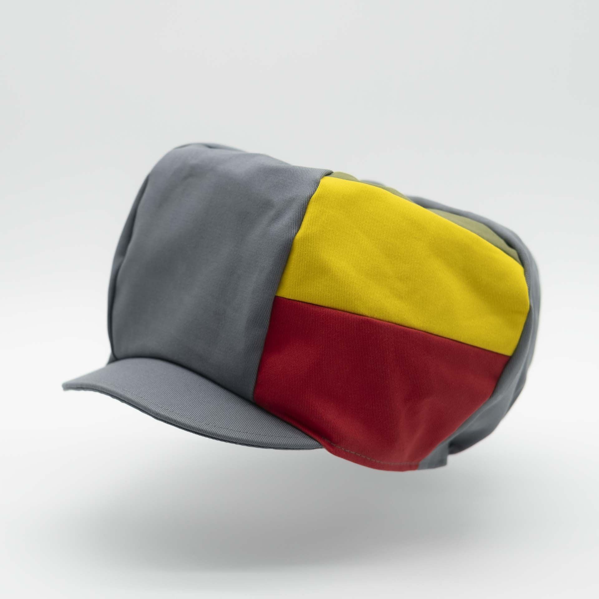 Casquette Rasta avec visière pour dreadlocks en coton gris avec trois bandes vert jaune rouge sur un côté du chapeau et doublure blanc