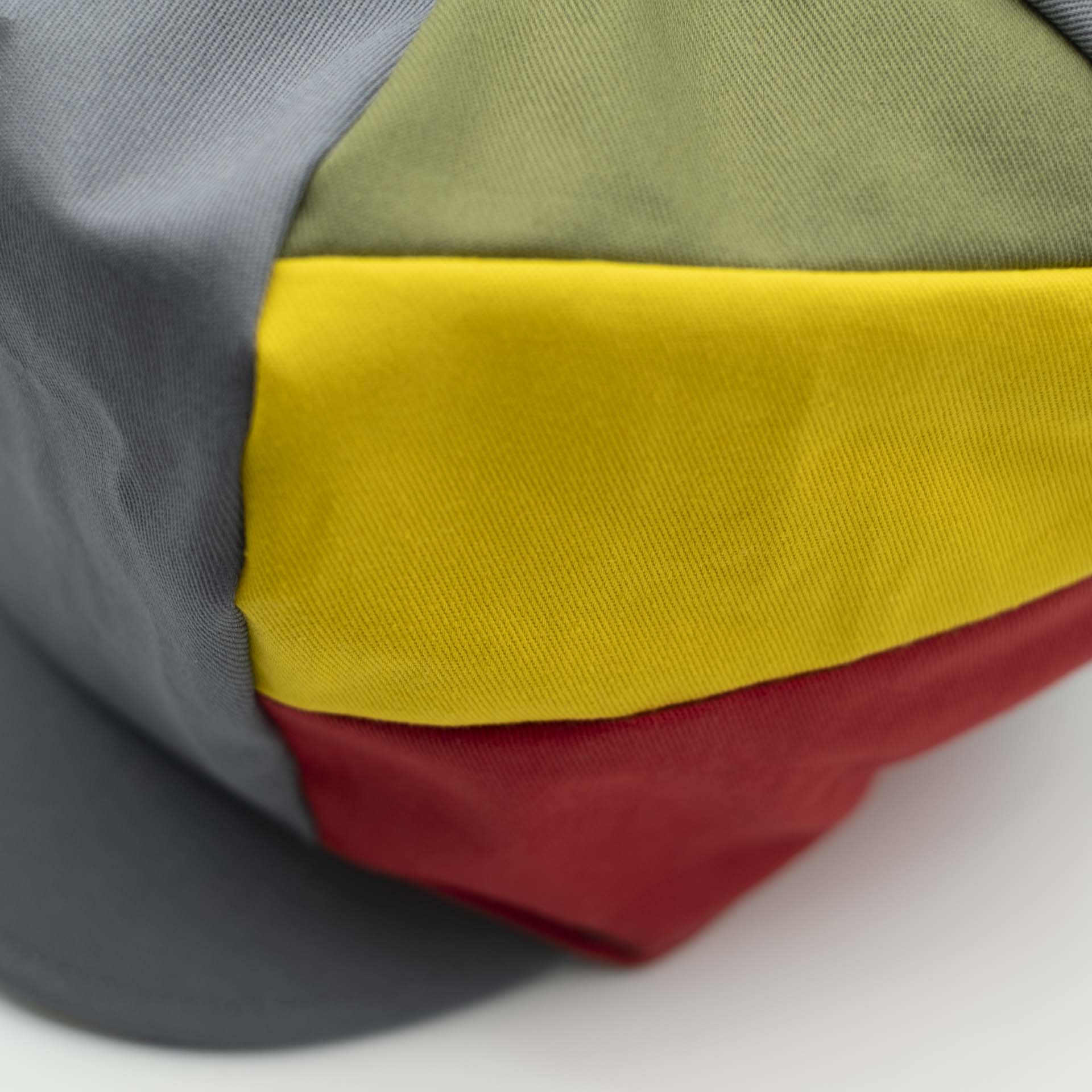 Rasta cap with visor for dreadlocks in gray cotton with three stripes green yellow red on one side of the hat and white lining