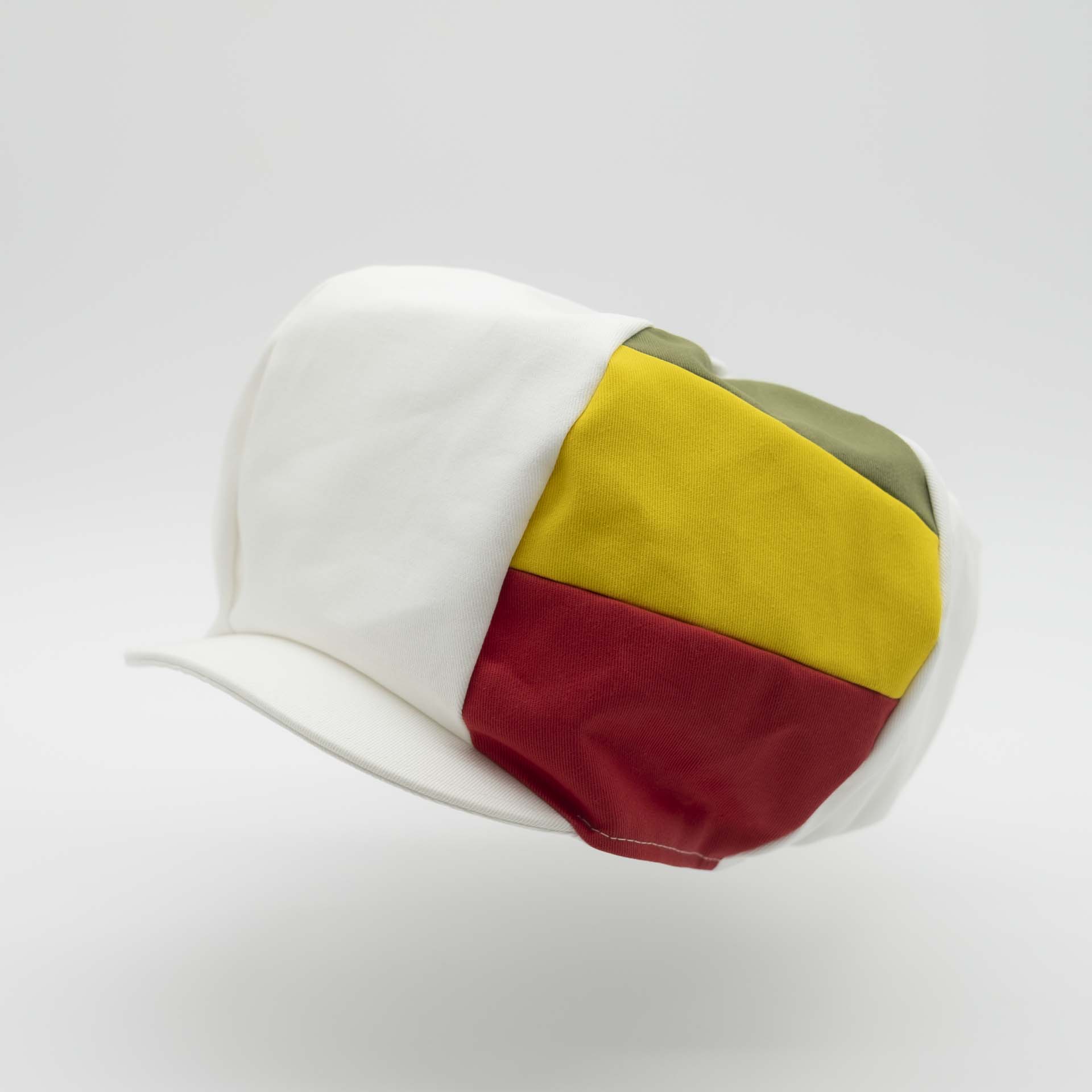 Rasta cap with visor for dreadlocks in white cotton with three stripes green yellow red on one side of the hat and white lining