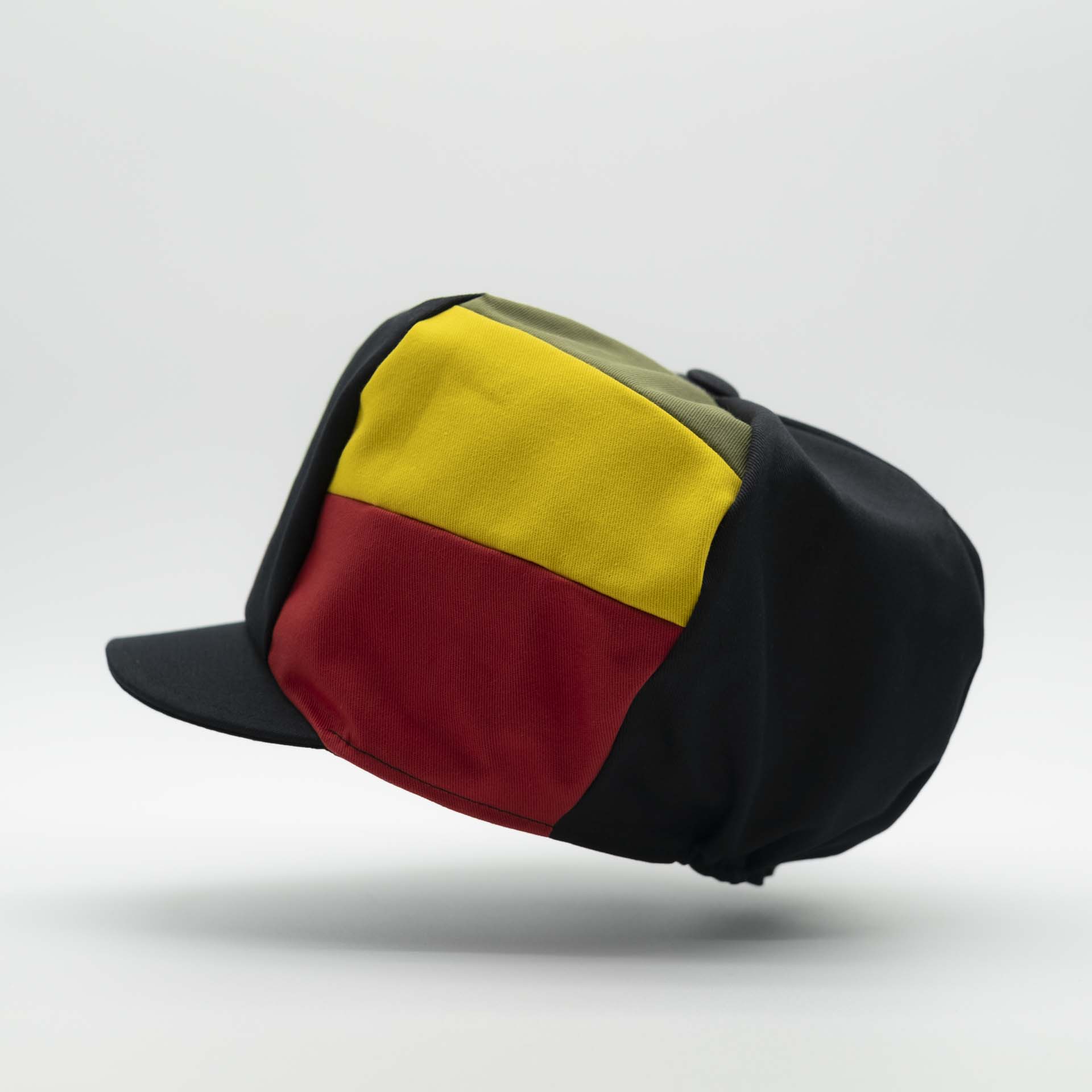 Rasta cap with visor for dreadlocks in black cotton with three stripes green yellow red on one side of the hat and black lining