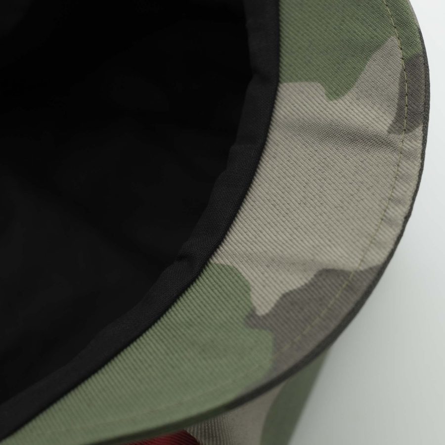 Casquette Rasta avec visière pour dreadlocks en camouflage militaire avec trois bandes vert jaune rouge sur un côté du chapeau et doublure noir