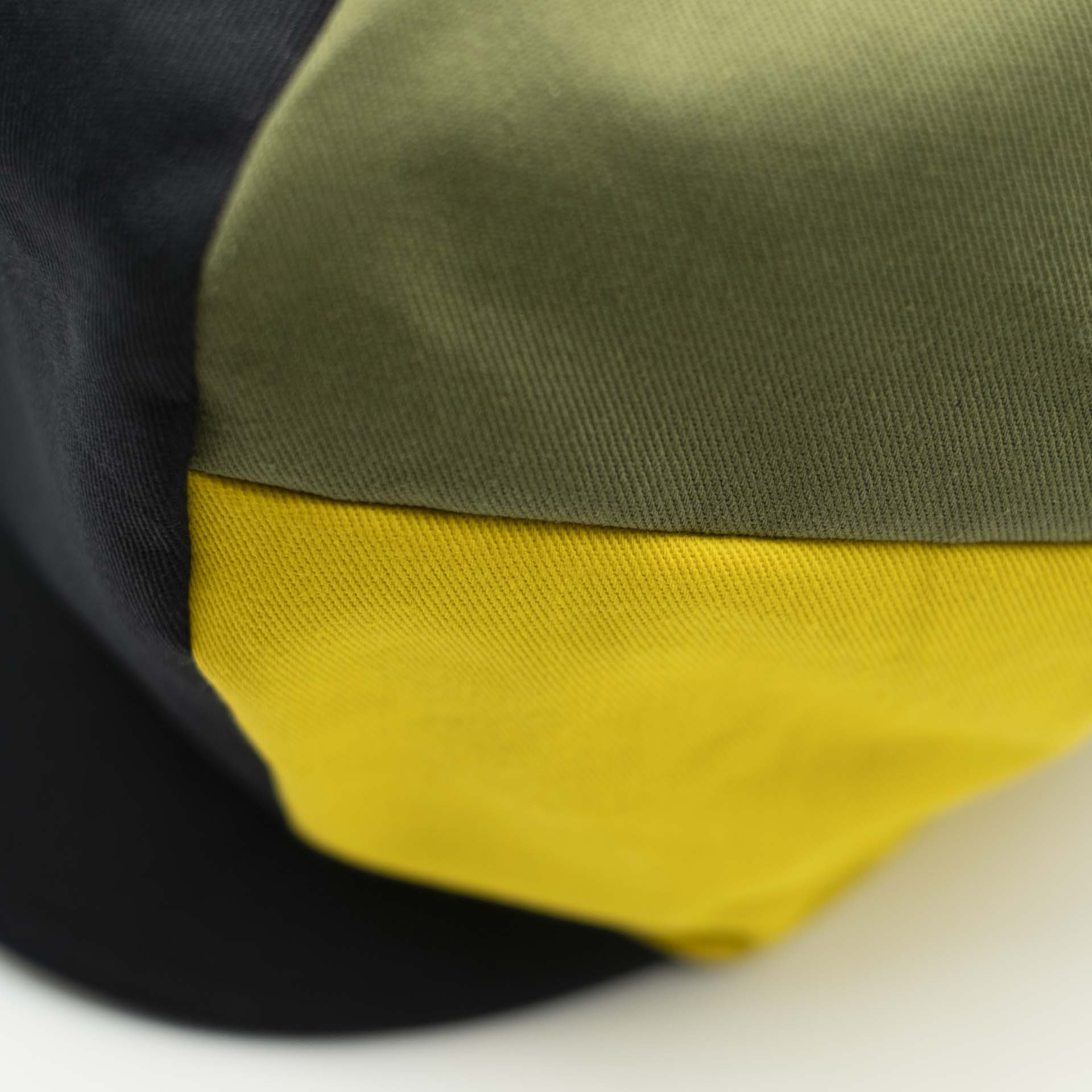 Casquette Rasta gavroche pour dreadlocks avec visière en coton noir avec deux bandes vert jaune couleurs de la Jamaïque sur un côté du chapeau et doublure noir