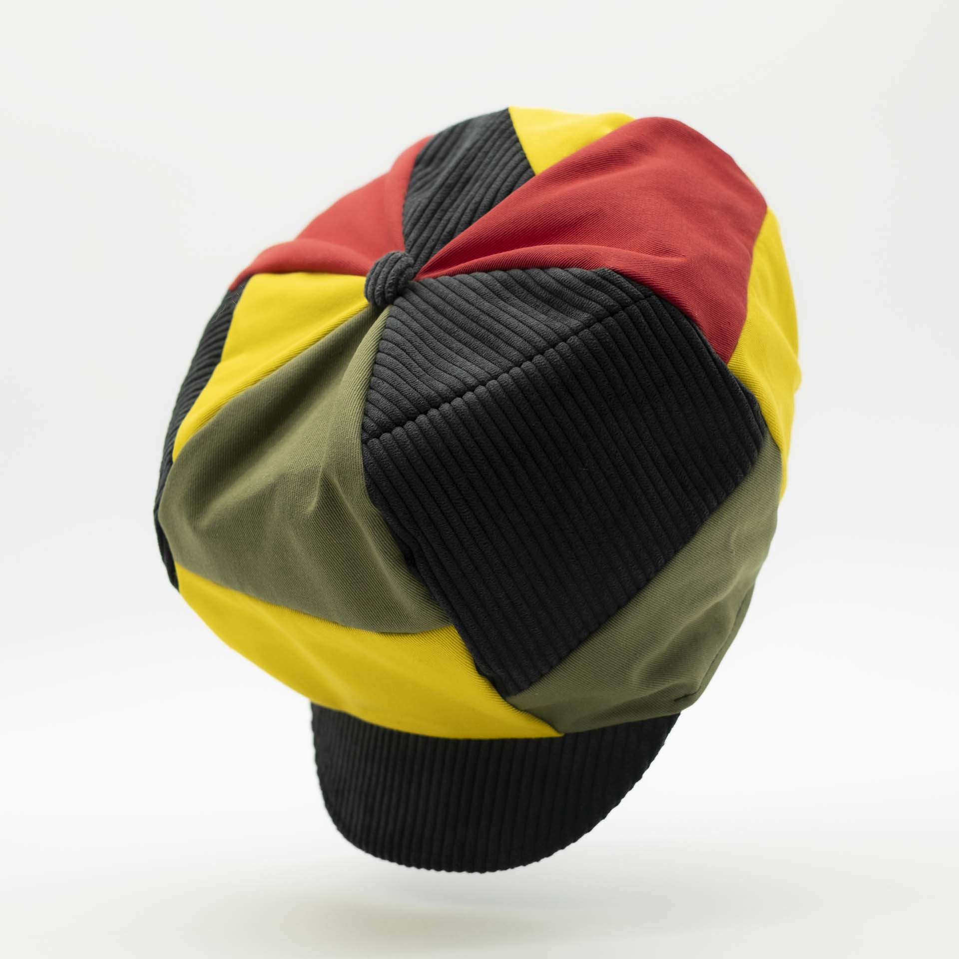 Casquette Rasta gavroche avec visière conçu avec un assemblage de pièce de velours côtelé et de coton effet déstructuré pour dreadlocks noir vert jaune rouge