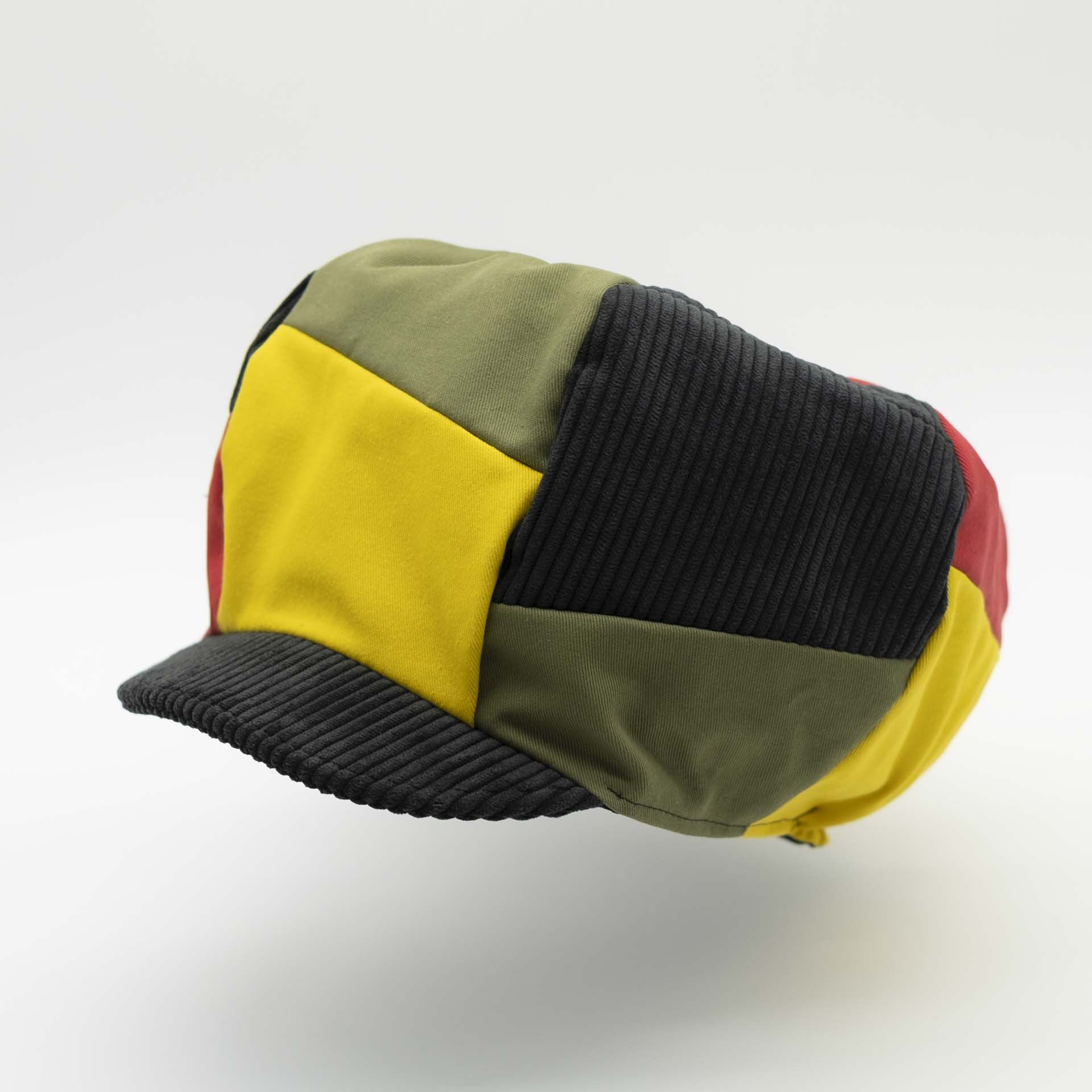 Casquette Rasta gavroche avec visière conçu avec un assemblage de pièce de velours côtelé et de coton effet déstructuré pour dreadlocks noir vert jaune rouge