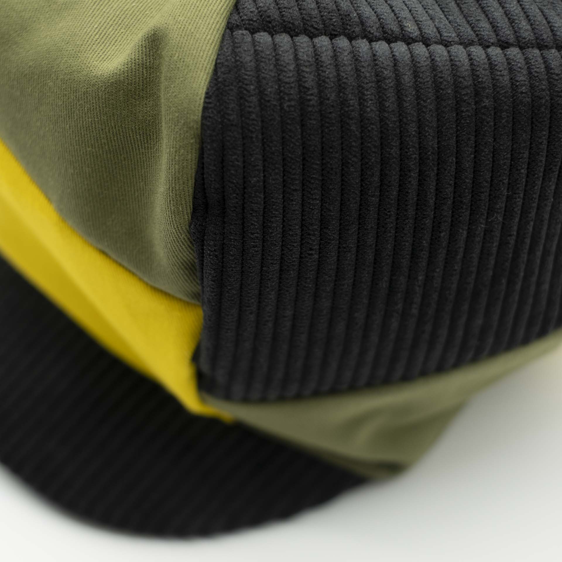 Rasta newsboy cap with visor designed with an assembly of corduroy and unstructured effect cotton for dreadlocks black green yellow red