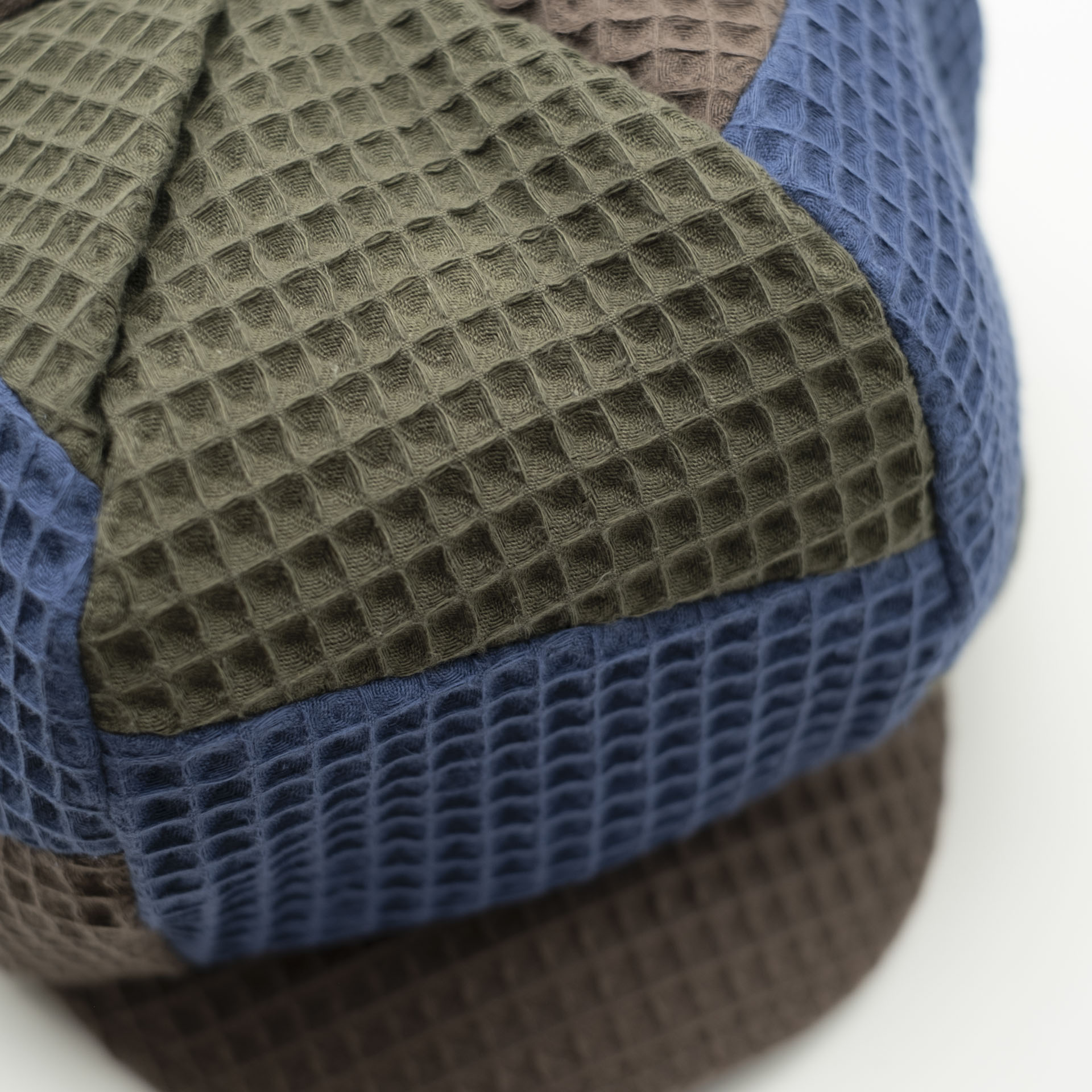 Chapeau dreadlocks destructuré en nid d'abeille brun bleu et vert kaki