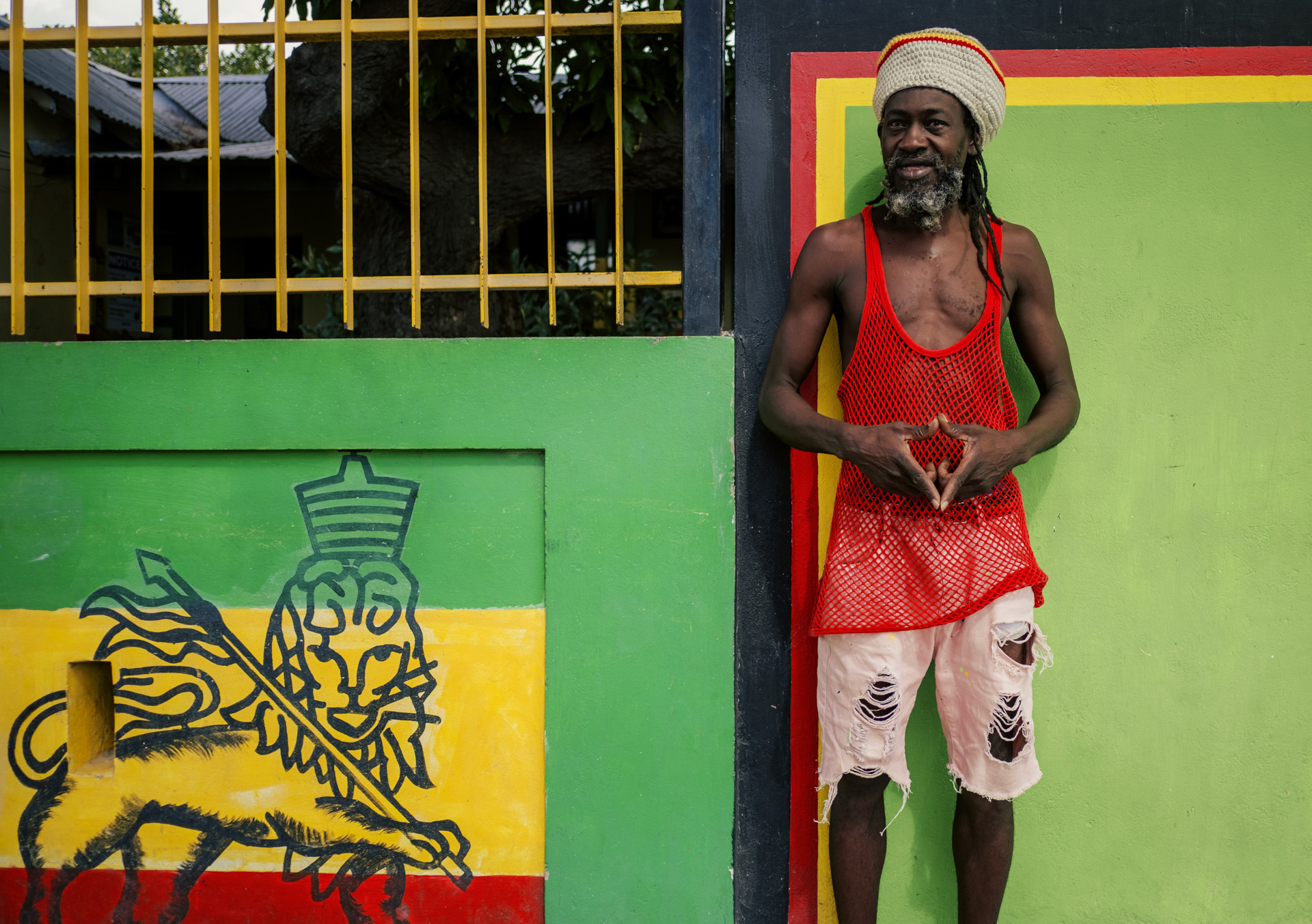 Rastaman dans les rues de Trenchtown avec un gros chapeau pour dreadlocks en laine beige