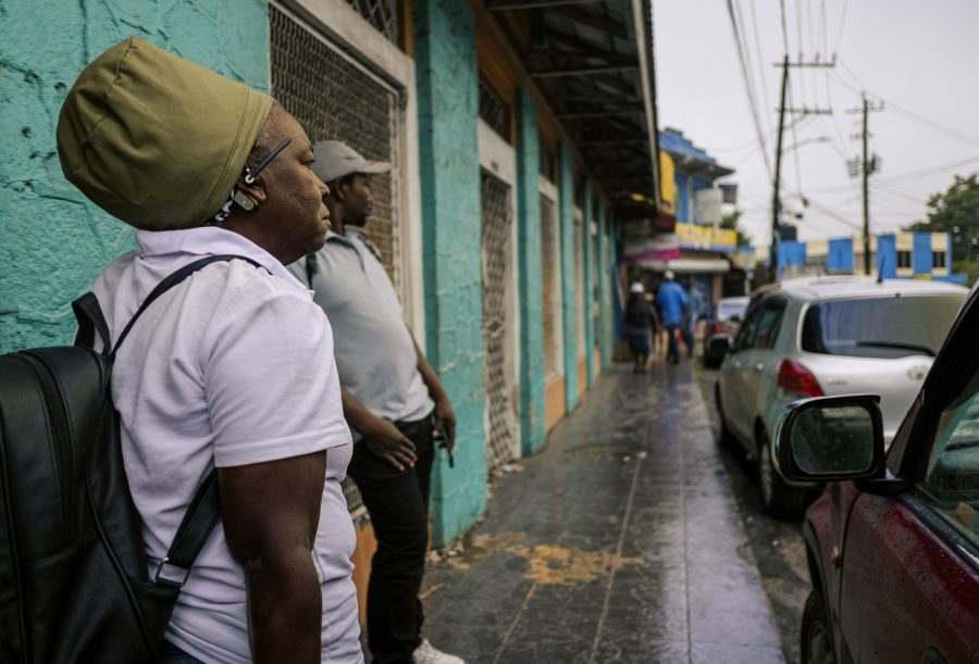 Femme Jamaïcaine dans la rue avec un chapeau sans visière spécial dreadlocks