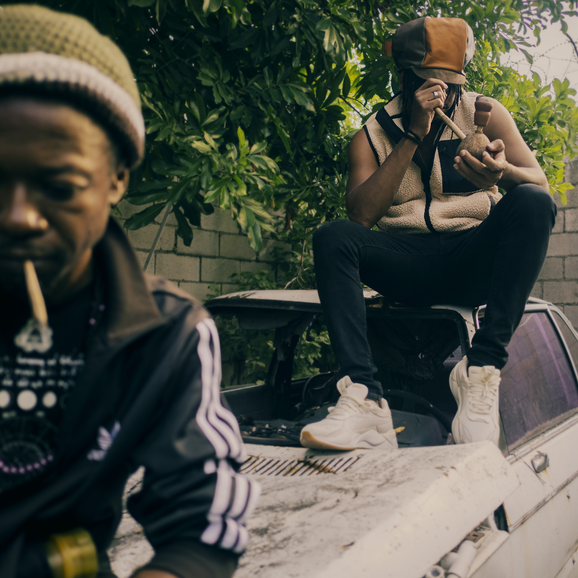 Deux Rasta avec des chapeaux pour dreadlocks