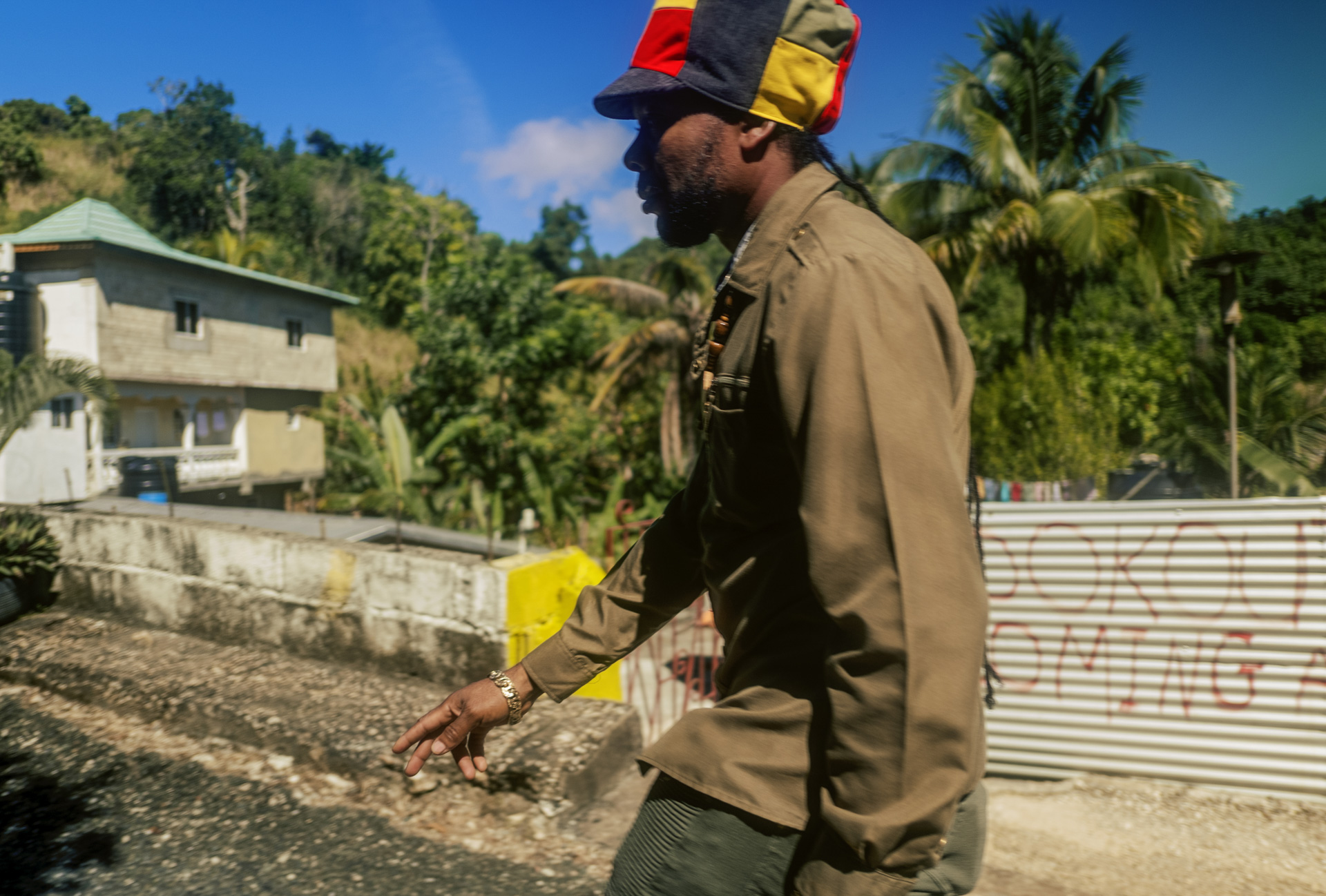 Rastaman qui marche la rue avec une casquette pour dreadlocks