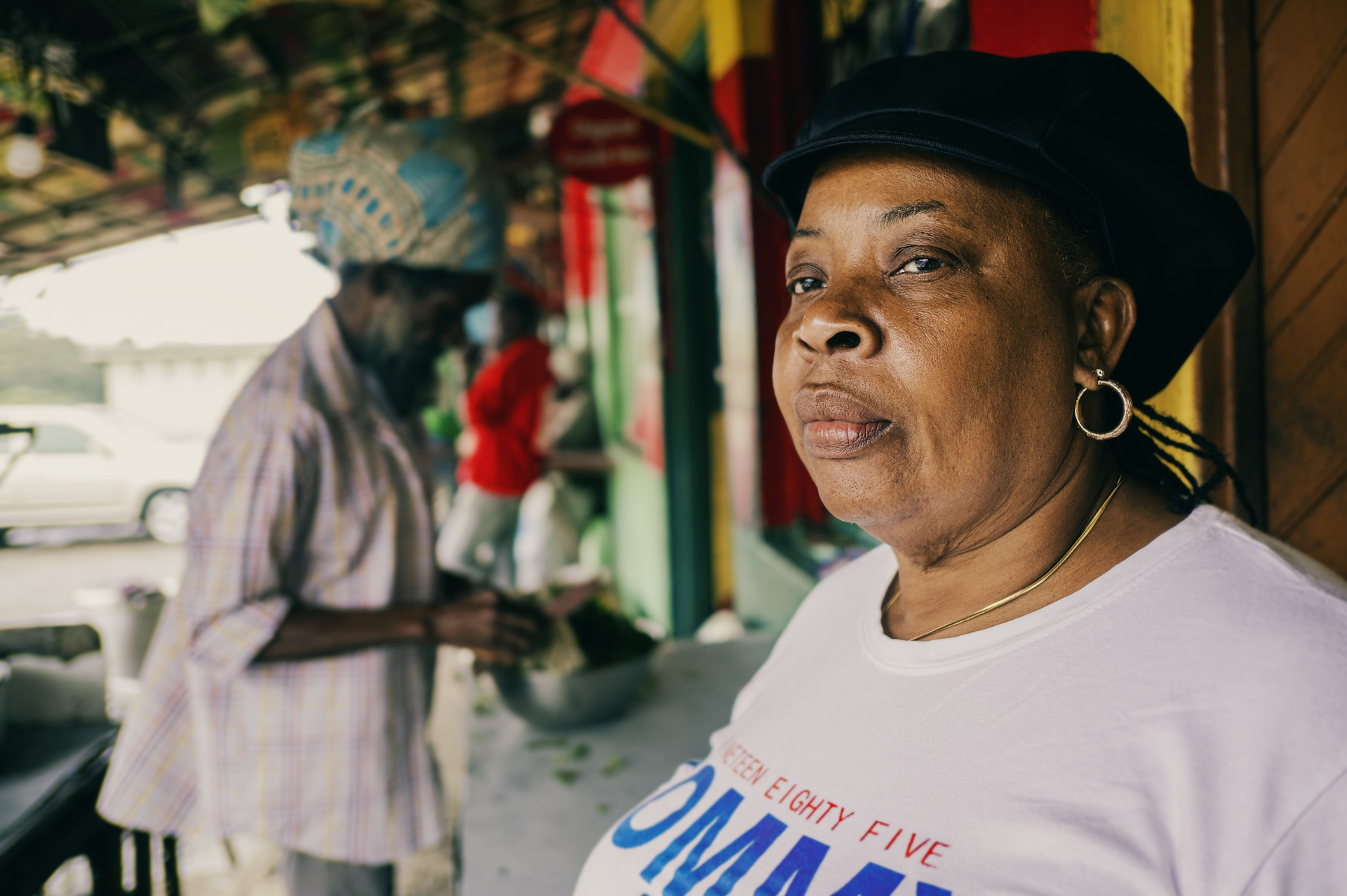 Cuisinière Jamaïcaine avec un chapeau pour dreadlocks noir