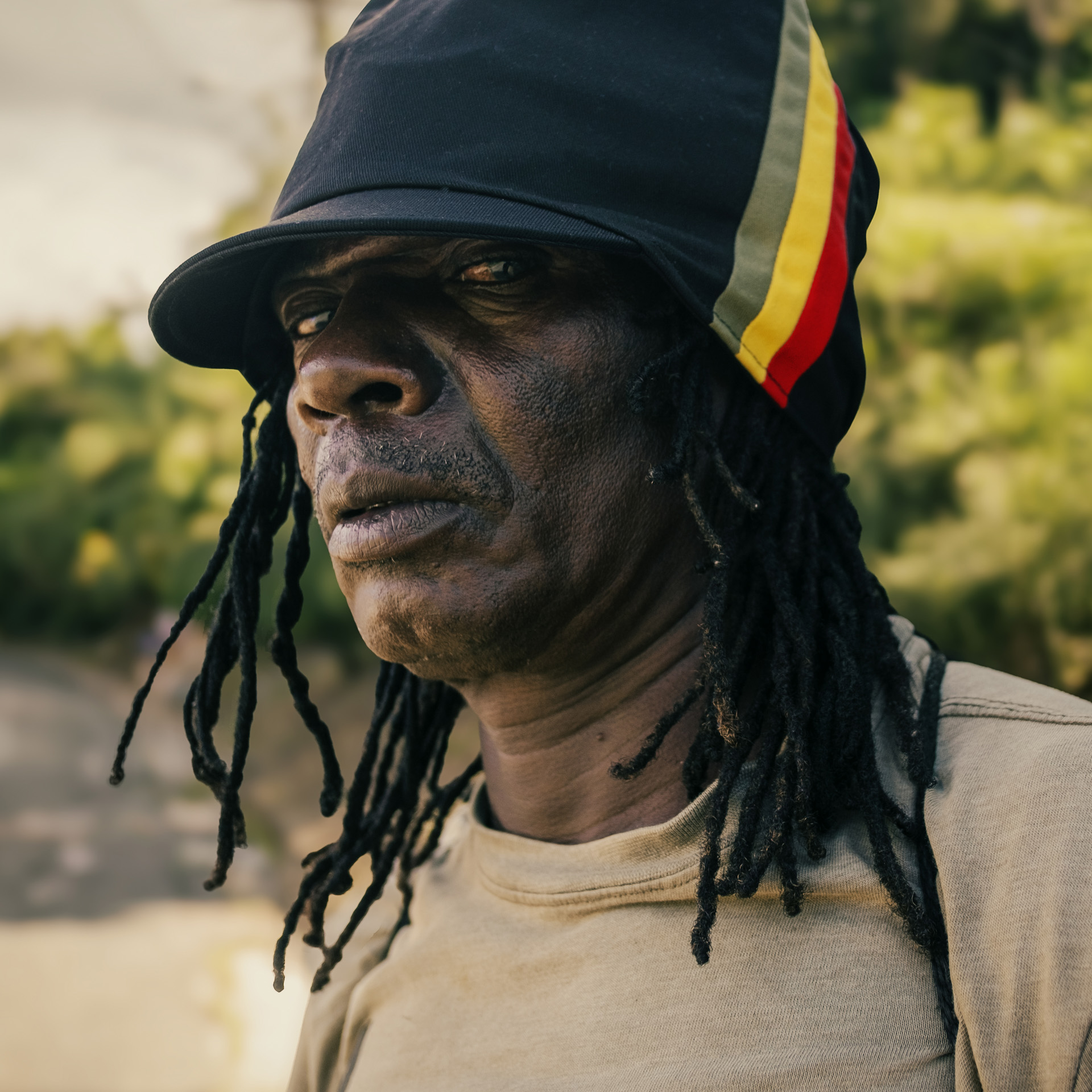 Casquette à dreadlocks noir avec bandes vert jaune rouge